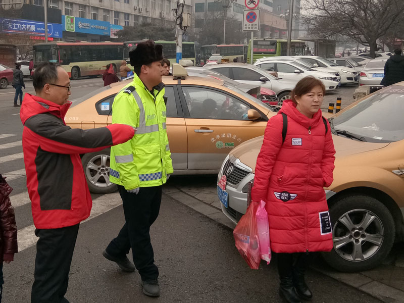 這些違停車輛當了公交車的道