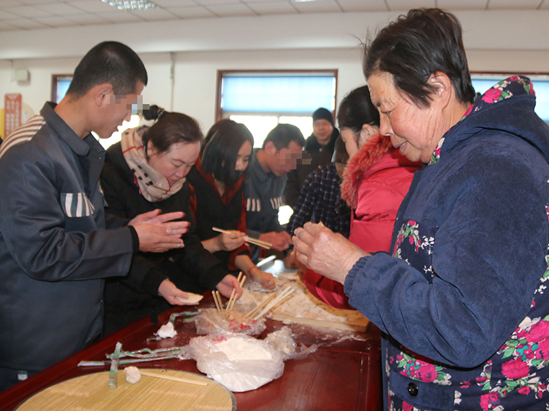 服刑人員和家人一起包餃子 曹新國 攝