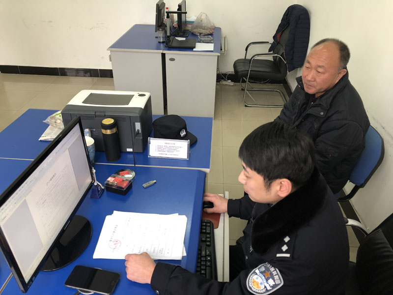 圖三午飯時(shí)，民警給居民辦理落戶(hù)口