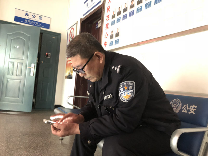 圖六結(jié)束一天工作，老民警董紹印坐下休息
