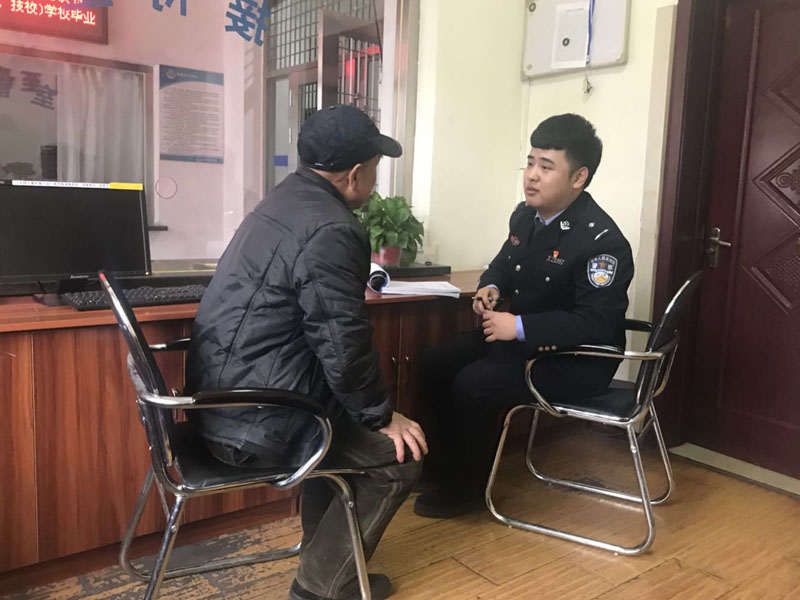 王帥耐心接待來報案的老大爺