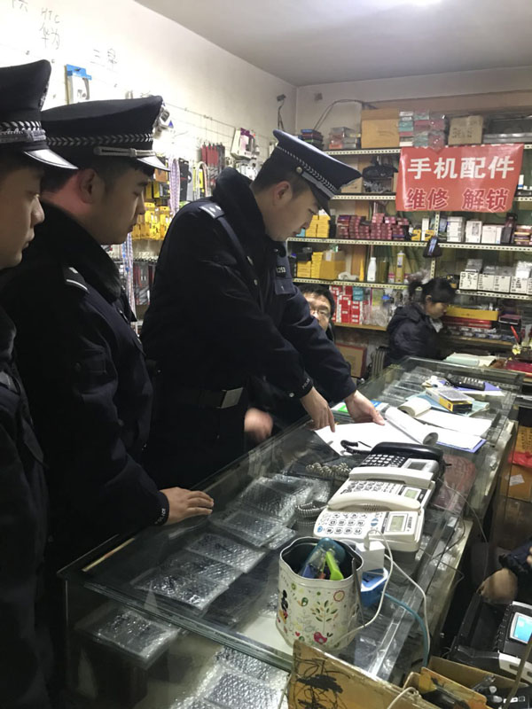 王帥（左二）和同事在附近商戶和居民區(qū)內(nèi)巡邏，詢問情況