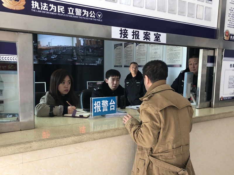 圖七 接警處，一名男子前來咨詢