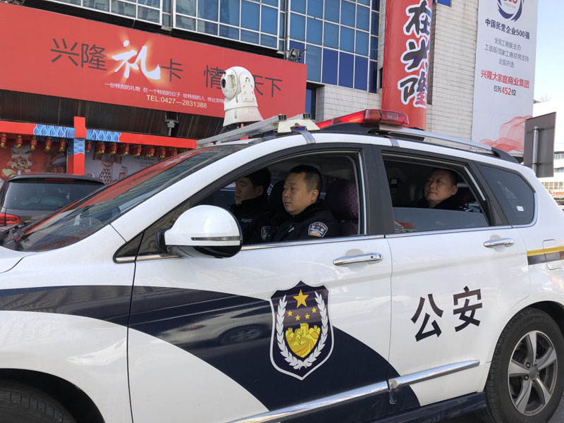 圖十 民警在巡邏中，定點(diǎn)停留