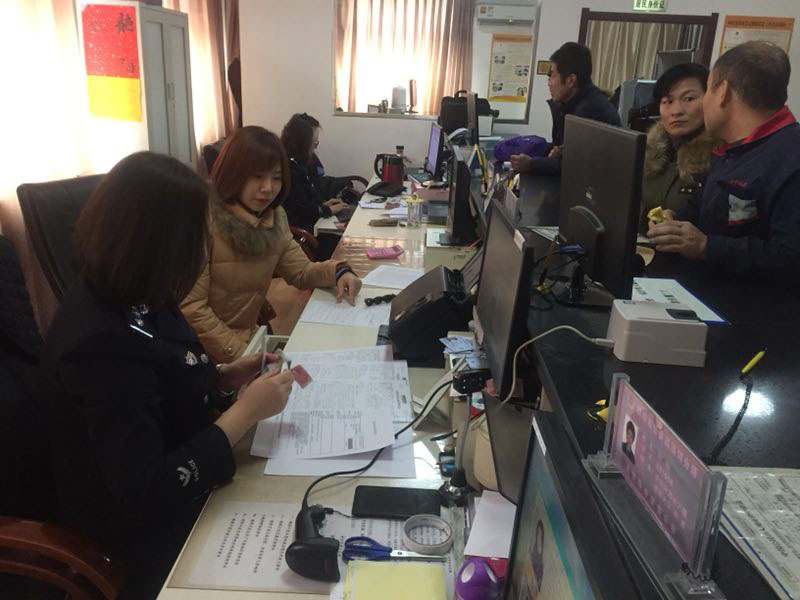 圖一，記者在辦證大廳體驗戶籍民警工作