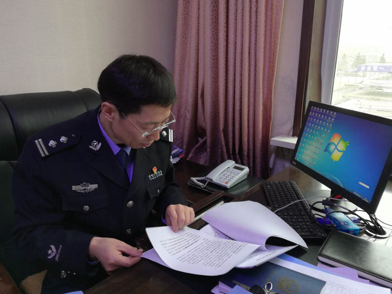 圖二，社區(qū)警務(wù)大隊大隊長張宏偉翻閱文件