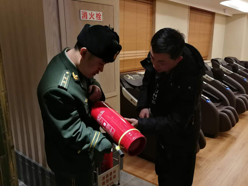記者與鐵東大隊(duì)的消防官兵一起到人員密集場(chǎng)所開(kāi)展消防安全檢查