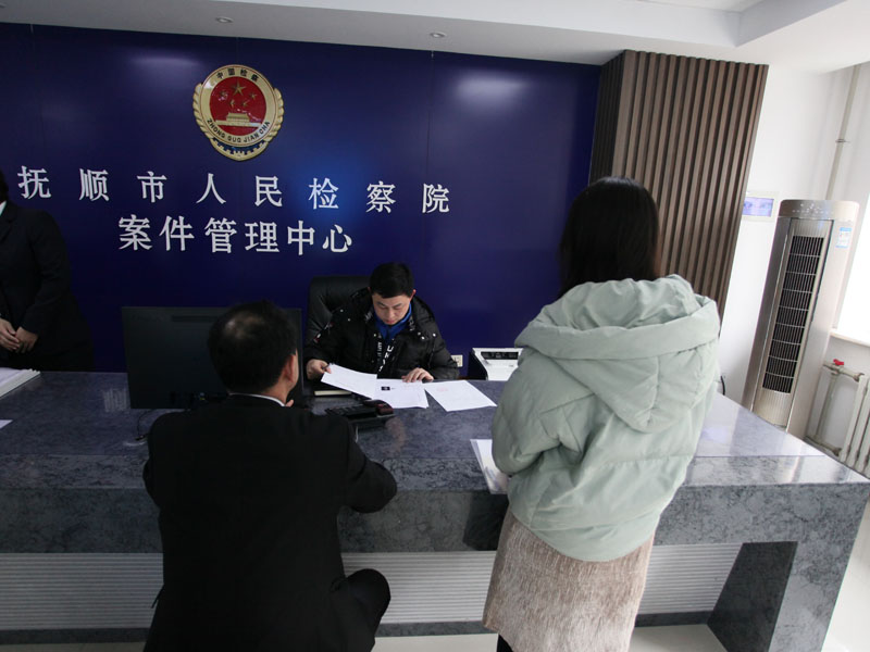 記者檢查調卷律師提交的材料