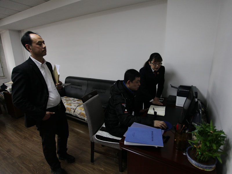 記者為律師進行微信綁定，以后就可以在微信上查看案件信息了