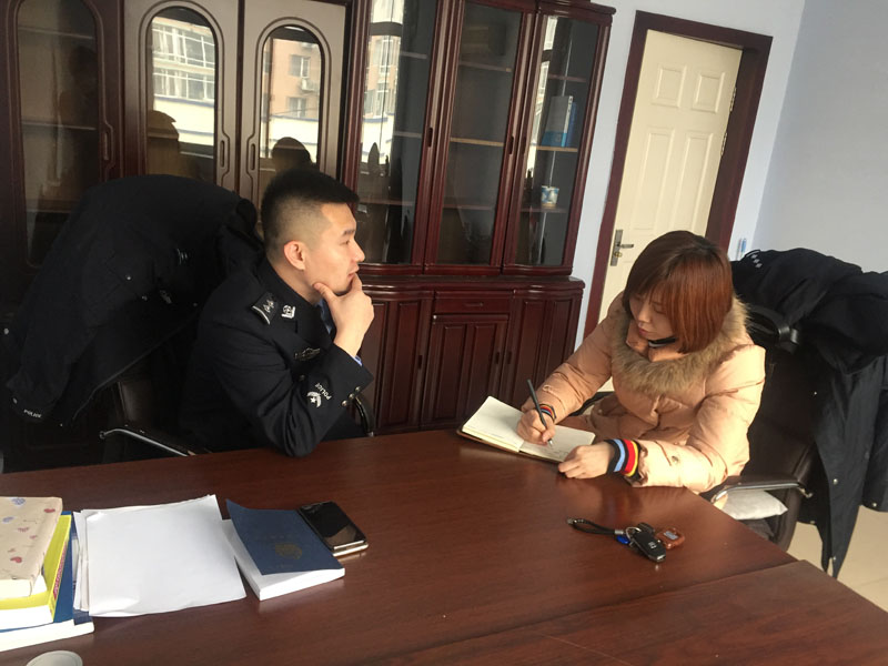 圖一，辛楊向記者介紹情況