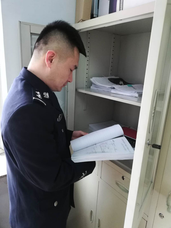 圖二，辛楊查閱卷宗，在一摞摞卷宗材料中尋找線索