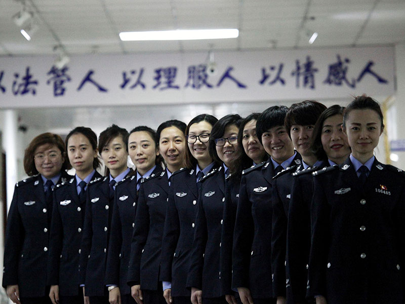 “以法管人、以理服人、以情感人”是這些有著大愛之心的女管教們的工作準則1