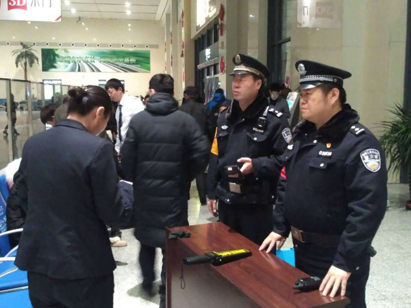 圖五，高弘毅和民警疏導(dǎo)乘客