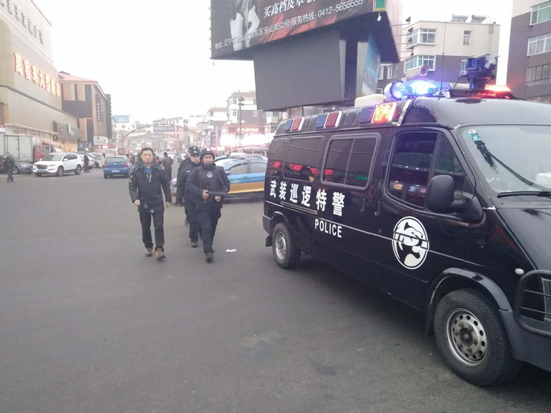 記者與特警隊(duì)員在一起巡邏