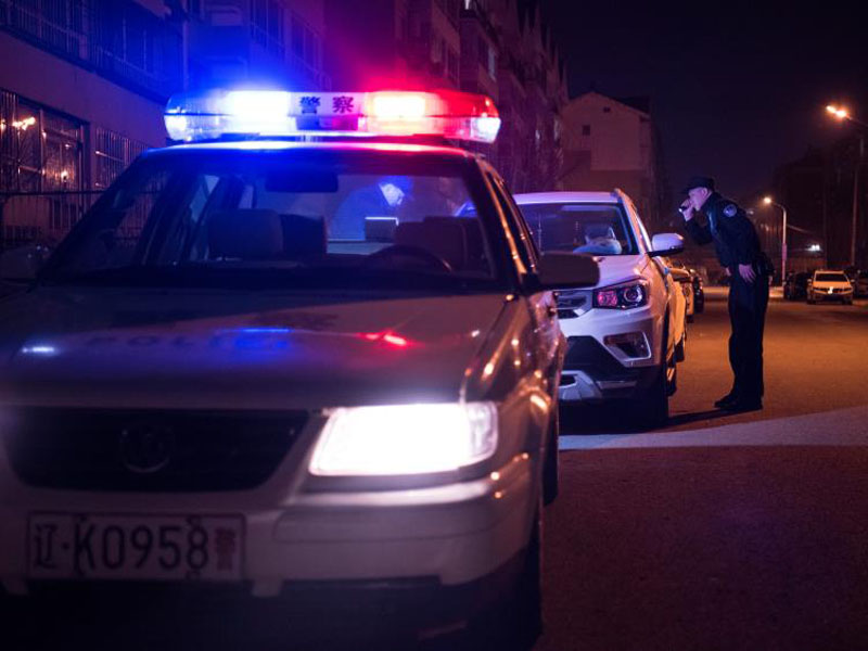 （圖一）夜晚，民警需要對路邊車輛進(jìn)行巡查保障人民財(cái)產(chǎn)安全