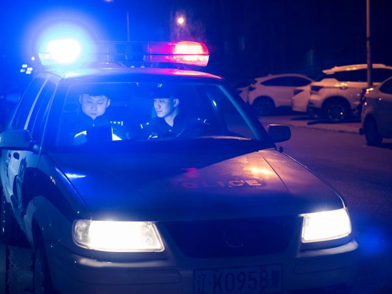 （圖三）黑夜中，路邊閃亮的警燈讓夜歸人心里感覺安全多了