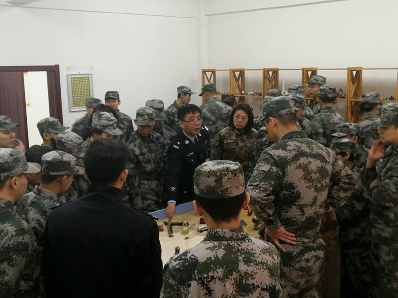 戒毒干警為運(yùn)動(dòng)講解戒毒知識
