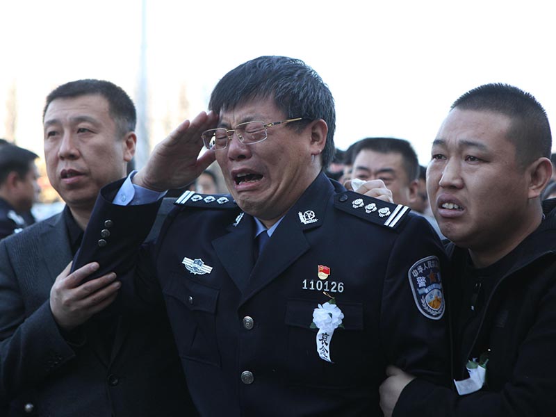 鐵骨錚錚的警察父親李浩，望著兒子的遺像再也控制不住自己的眼淚，英雄的父親給兒子敬禮