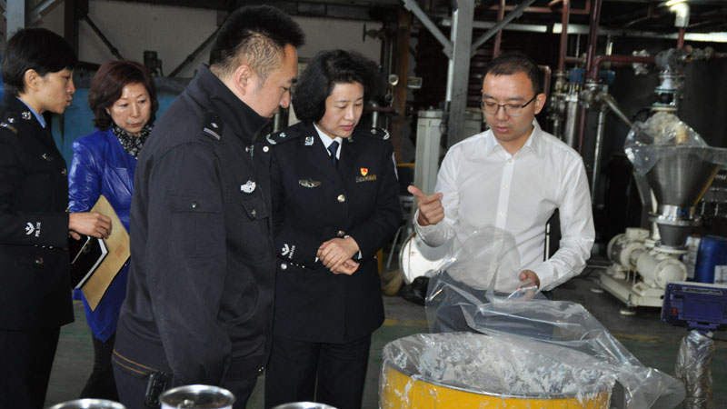 頭題配片 出入境管理局荀偉局長（右二）進企業(yè)提供精準服務(wù)1