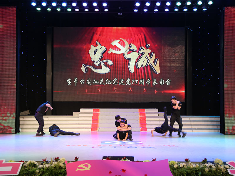 （圖四）遼陽公安民警表演擒拿術(shù)