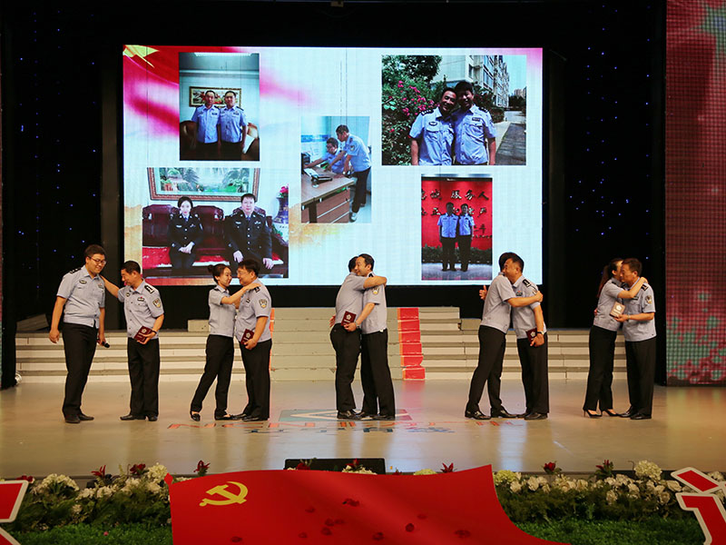 （圖八）上陣父子兵，并肩作戰(zhàn)，用青春熱血展現(xiàn)了一代代人民警察薪火相傳，用平凡奉獻(xiàn)書寫了“人民公安為人民”的無悔忠誠