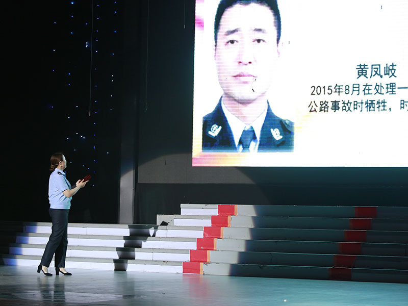 （圖九）因公犧牲民警黃鳳岐的女兒黃珊在追憶自己去世的父親，一代代使命的傳承就是對先烈在天之靈最好的告慰