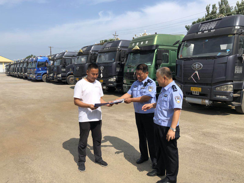 民警對企業(yè)車輛的安全管理臺賬、車輛信息臺賬等相關(guān)內(nèi)容進(jìn)行了詳細(xì)檢查，