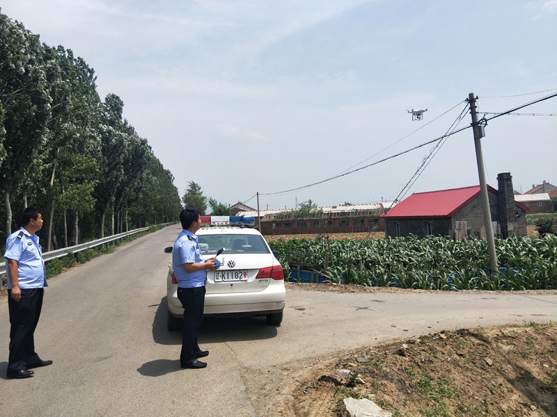 民警利用無人機從空中對農(nóng)村院落內(nèi)、溝壑旁查看罌粟花種植