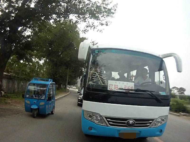 核載19人的客運車多載了一個人，其中一名乘客蹲在過道上，被交警發(fā)現(xiàn)