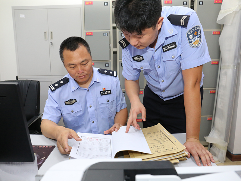 7月10日，王廣祥在派出所與同事討論案情
