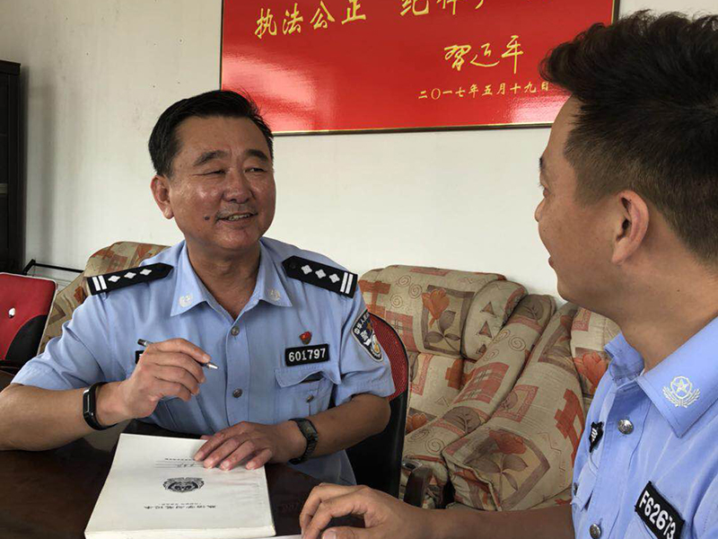 張殿寬（左）與民警研究工作