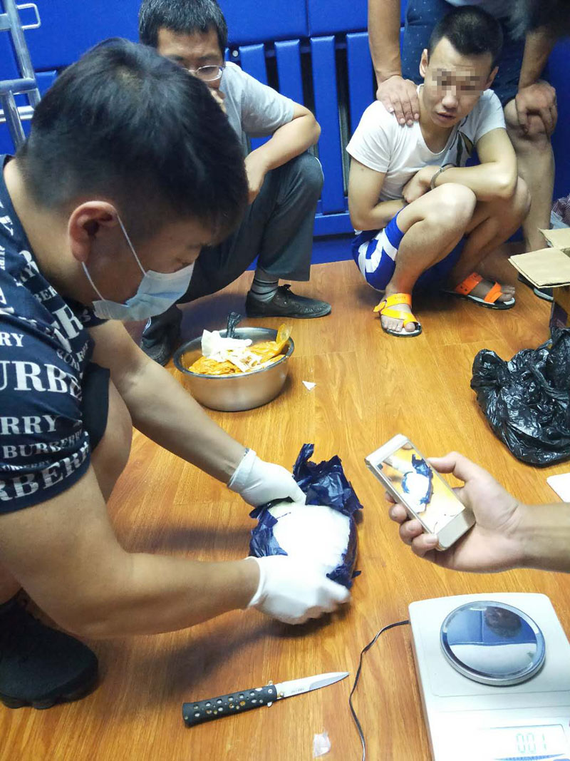 民警打開包裹，當(dāng)場繳獲冰毒996