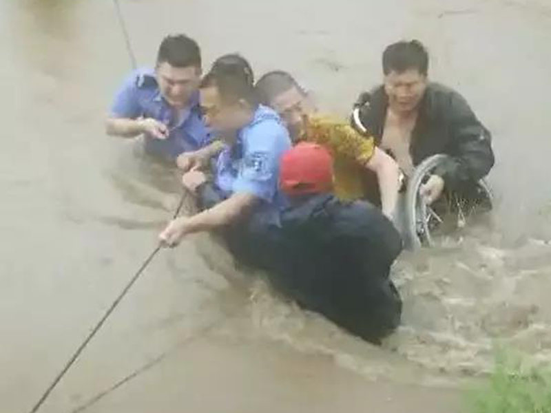 癱瘓村民（黃衣）在被救上岸前露出笑容