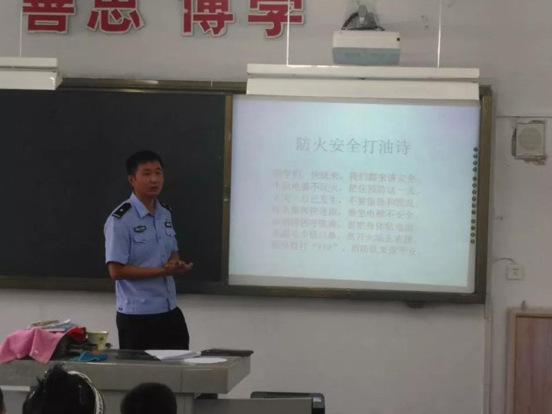 民警講消防安全知識(shí)