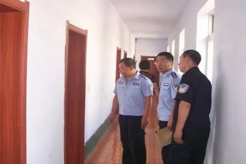 走廊存在無應(yīng)急照明燈及疏散指示標(biāo)志等消防隱患