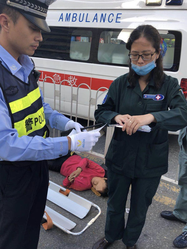 受傷女子頭部墊著海綿