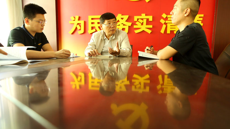 省法律服務行業(yè)黨建工作指導服務中心工作人員討論工作