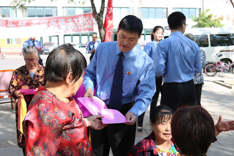 黑山縣人民檢察院檢察官走上街頭向群眾開展掃黑除惡宣傳活動(dòng)。