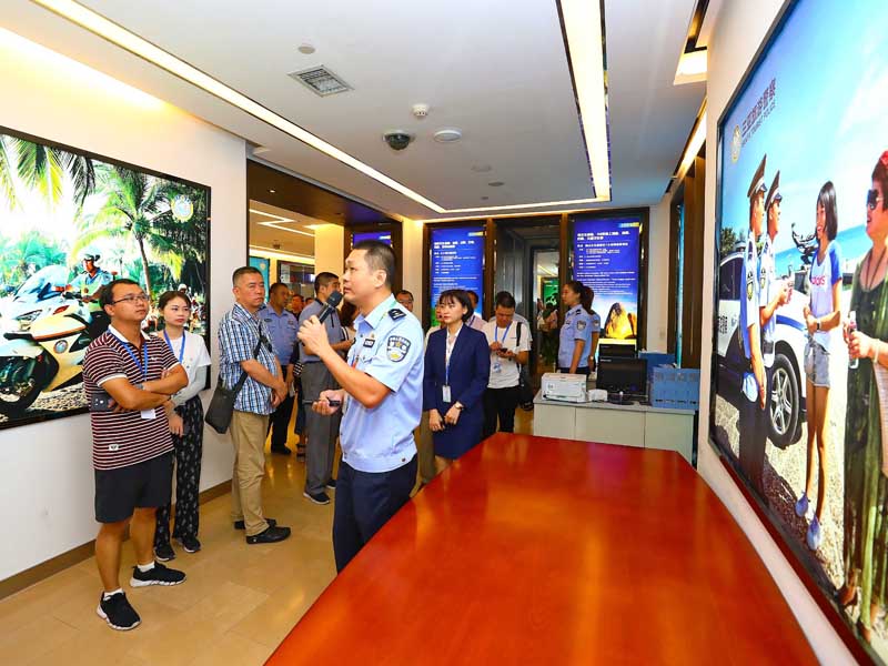 采訪團成員在三亞市市民游客中心采訪旅游綜合治理工作開展情況。  符傳問 攝