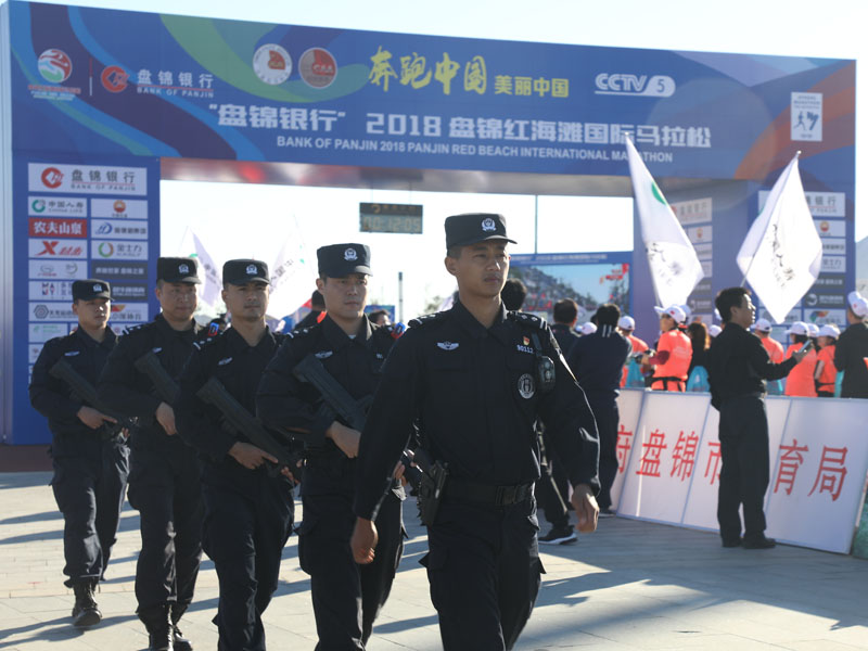 9月22日上午，2018盤錦紅海灘馬拉松鳴槍開跑,盤錦市公安局巡特警支隊(duì)在賽場周邊加強(qiáng)巡邏力度和巡邏頻次，確保比賽秩序平穩(wěn)可控。 張鐸 本報(bào)記者孫碩辰