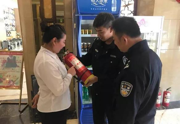 治安民警深入對轄區(qū)內(nèi)場所的消防及治安隱患進(jìn)行排查2