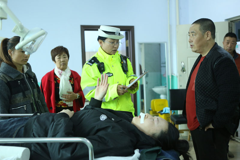 出警回來已是午飯時間，范冬梅卻直奔醫(yī)院對事故當事人進行調查取證