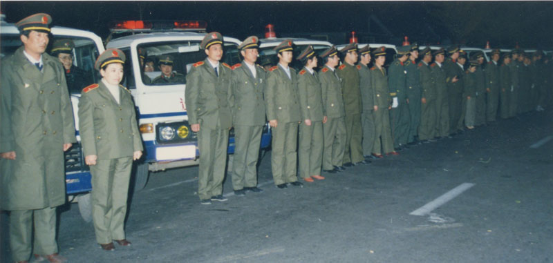 1989年11月1日,全國檢察機關(guān)查辦職務(wù)犯罪“零點行動”時，檢察干警整裝待發(fā)