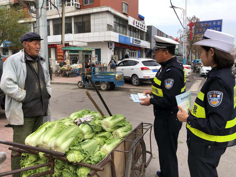 燈塔交警走進秋菜銷售點宣傳交通安全 (2)