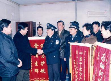 2000年12月，市公安局長侯振祥接受各出租車行代表贈送的錦旗
