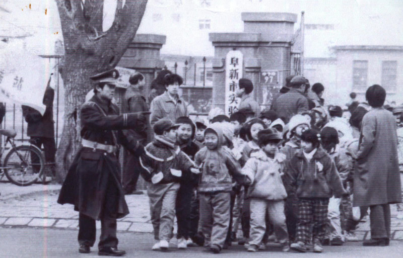 交通民警二十年如一日開展護送小學生活動