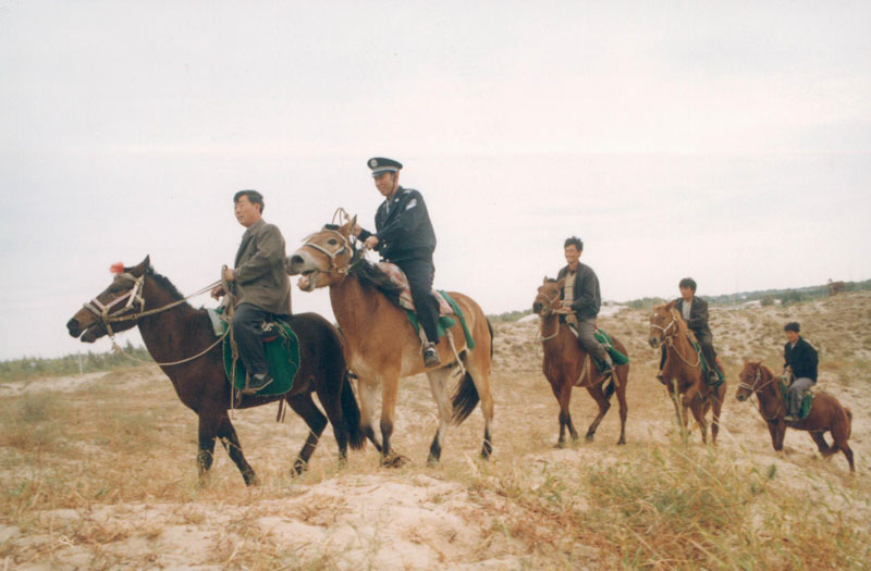 沙漠路少難行，民警為開展工作，堅持騎馬巡邏