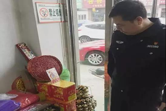 民警對可能違規(guī)場所進行檢查