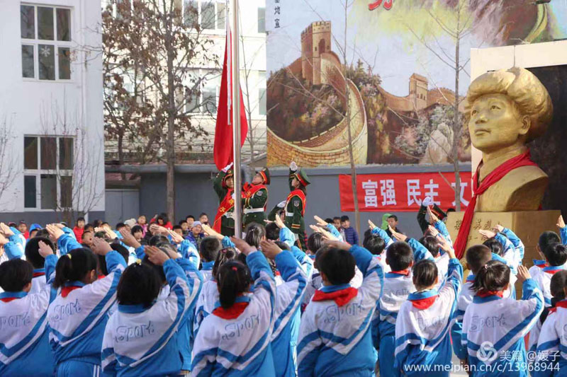 錦州市古塔區(qū)士英小學(xué)的晨讀憲法活動(dòng)。特約記者 孫松玲 本報(bào)記者 蔡冰 攝