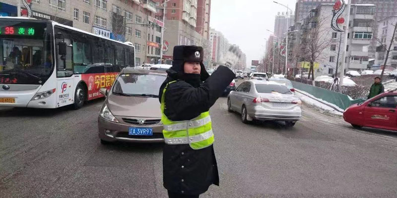 撫順交警正在指揮車(chē)輛